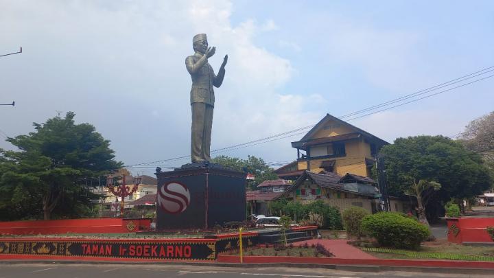 Patung Ir Soekarno Berdiri Kokoh Dijalan Gatot Subroto